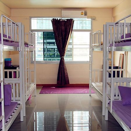 Small Elephant Hostel Bangkok Exteriör bild