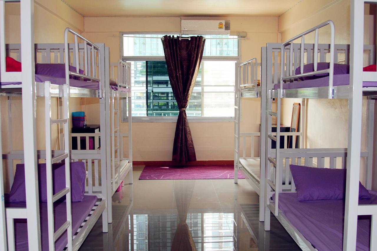 Small Elephant Hostel Bangkok Exteriör bild