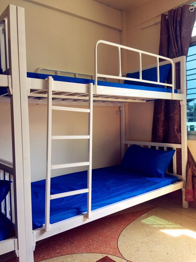 Small Elephant Hostel Bangkok Exteriör bild