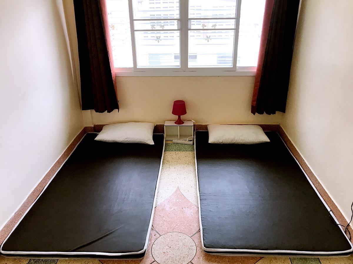 Small Elephant Hostel Bangkok Exteriör bild